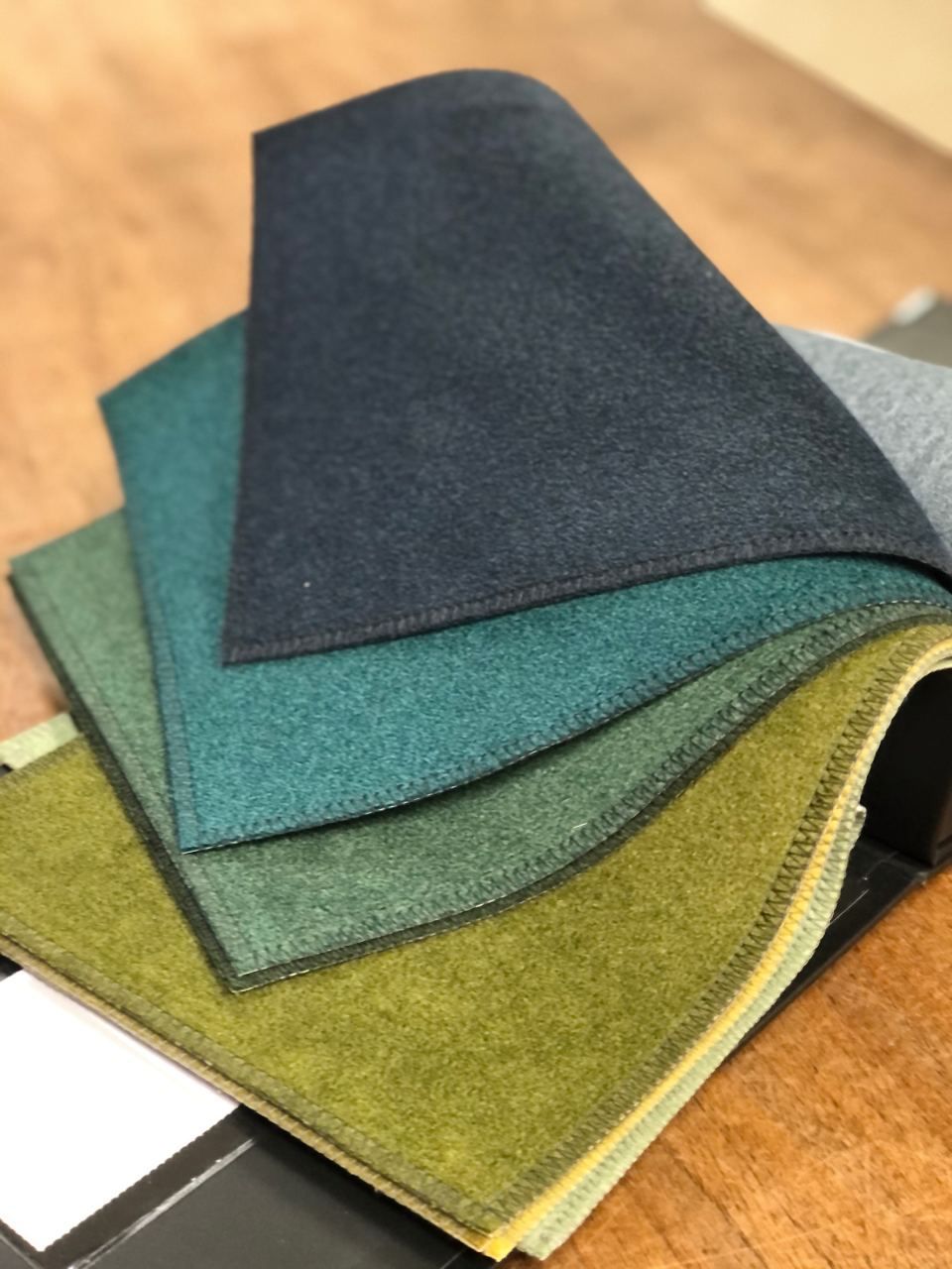 Grüne und blaue Stoffe