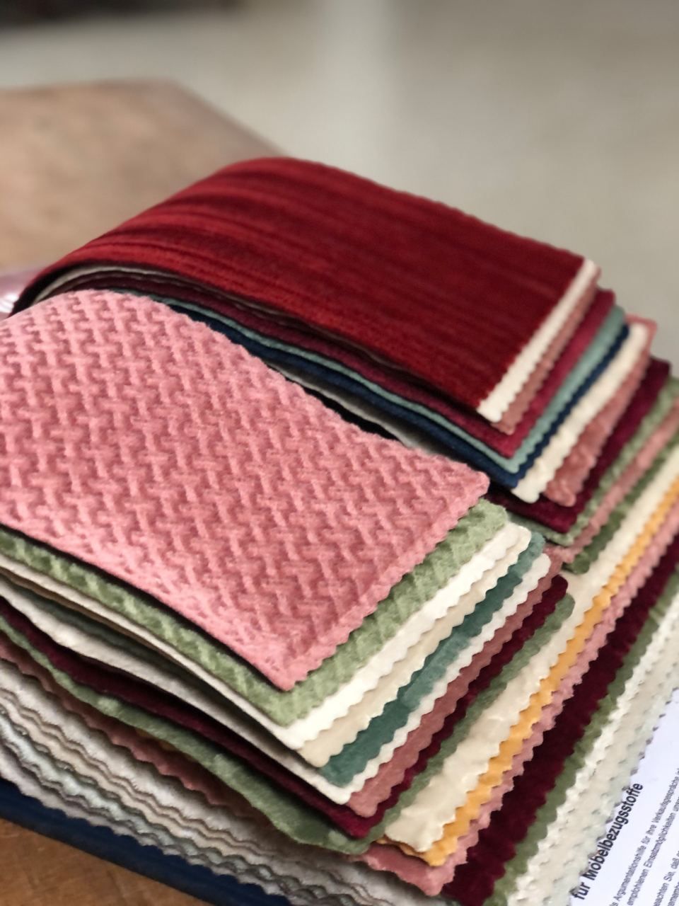 Rote und pinkfarbene Stoffe