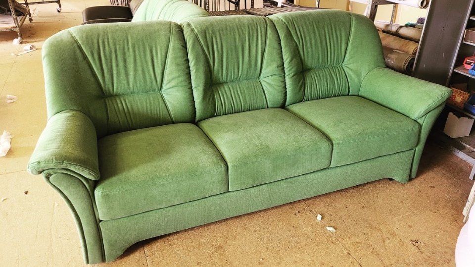 Hellgrünes Sofa