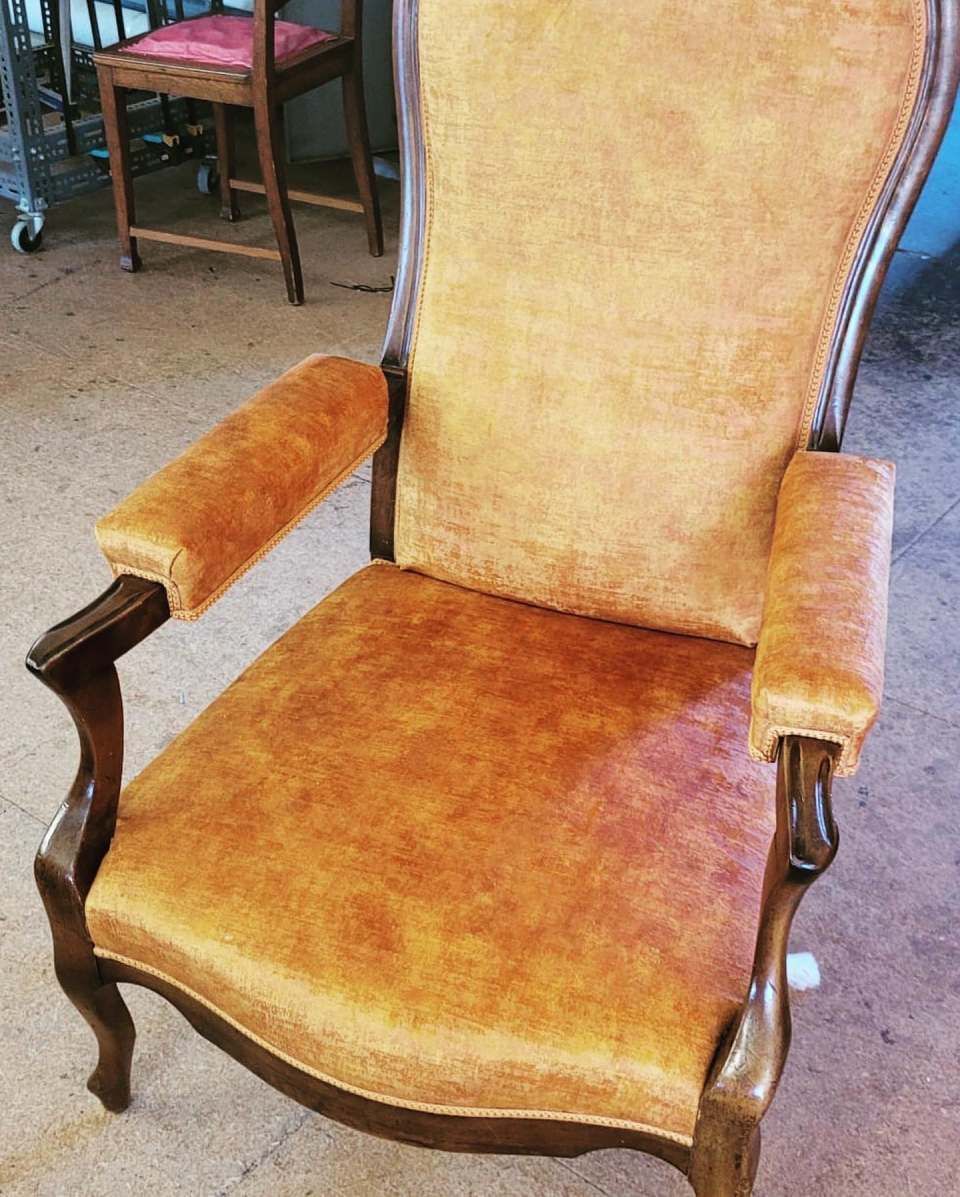 Stuhl mit gelbem Polster