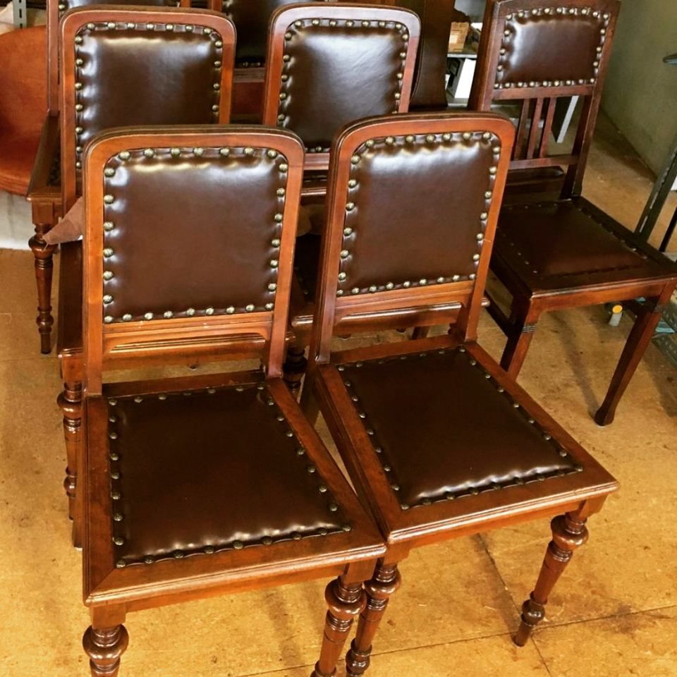 Essstühle mit Lederbezug