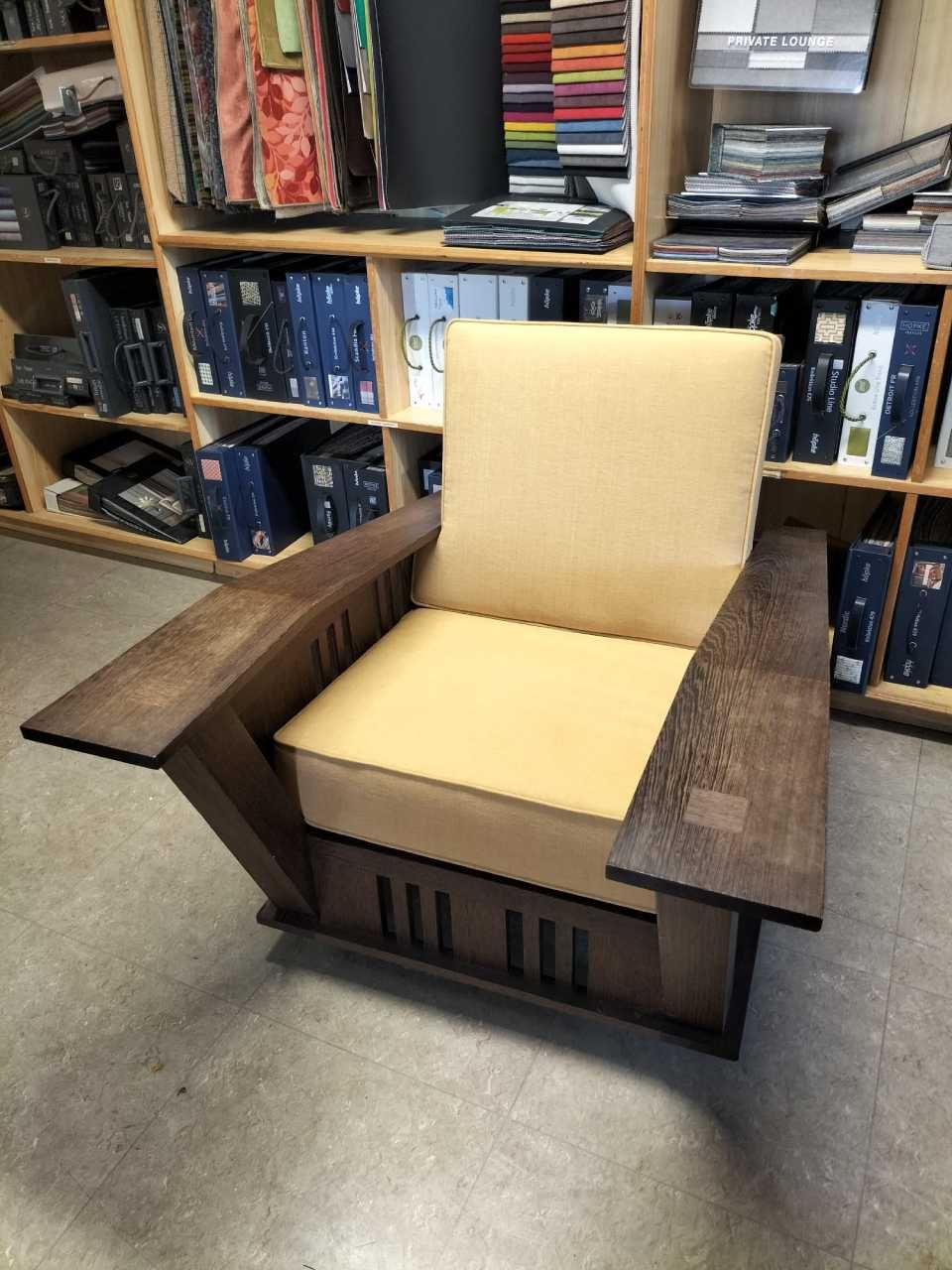 Sessel mit beigefarbenem Polster