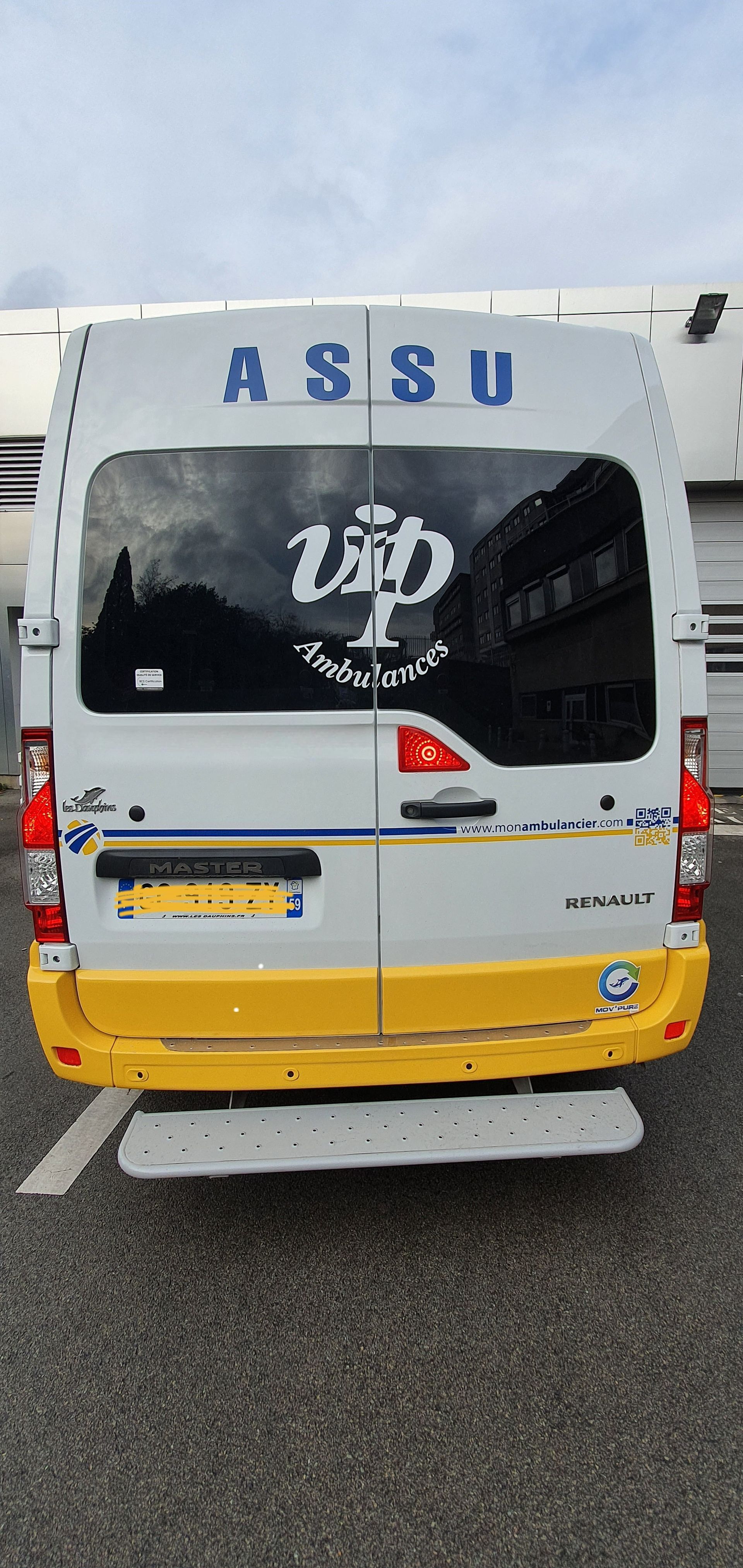 Fourgonnette de transport blanche et jaune. Vue arrière. Marche sur le pare-chocs.