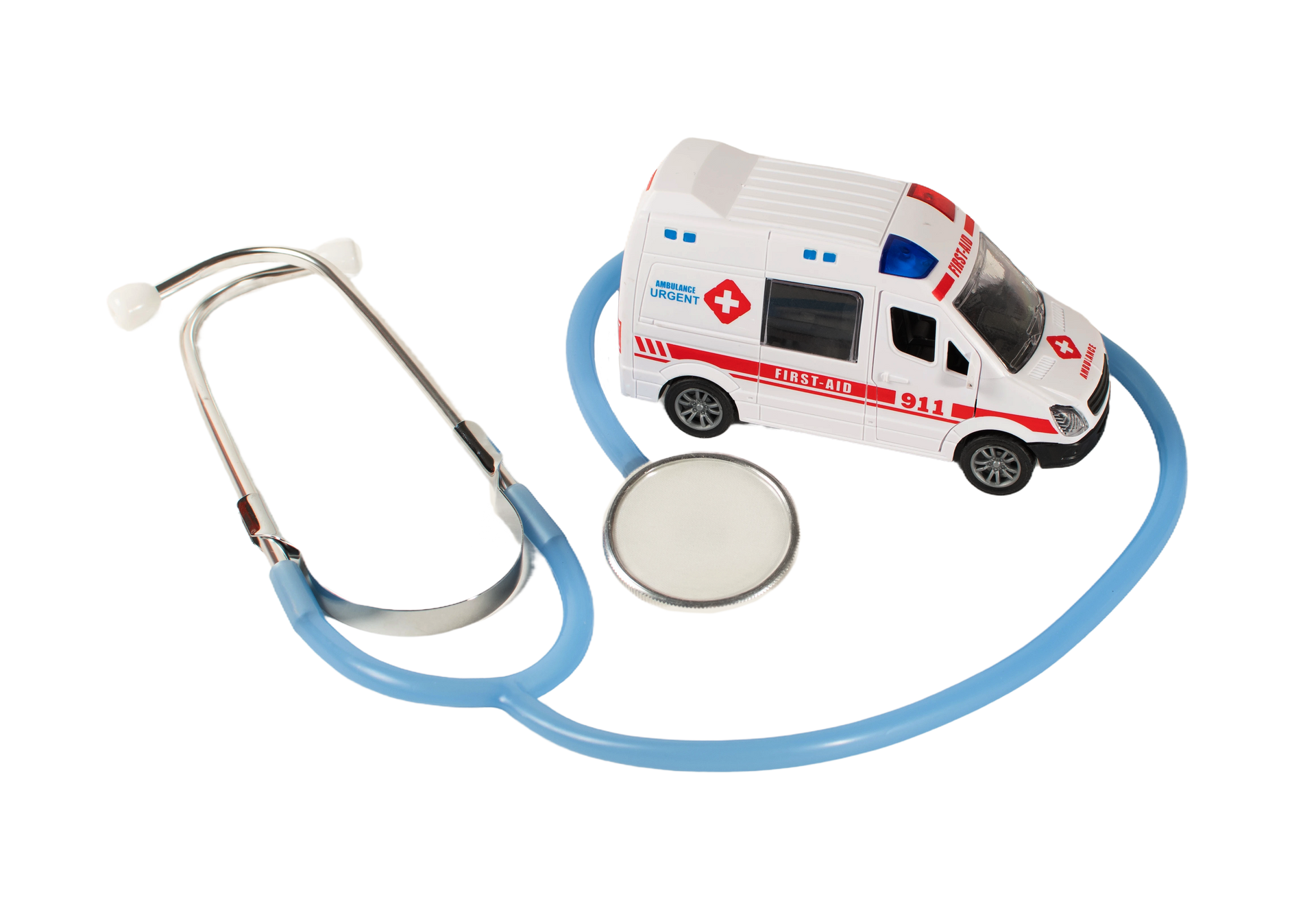 Ambulance miniature entourée d'un stéthoscope bleu sur fond blanc.