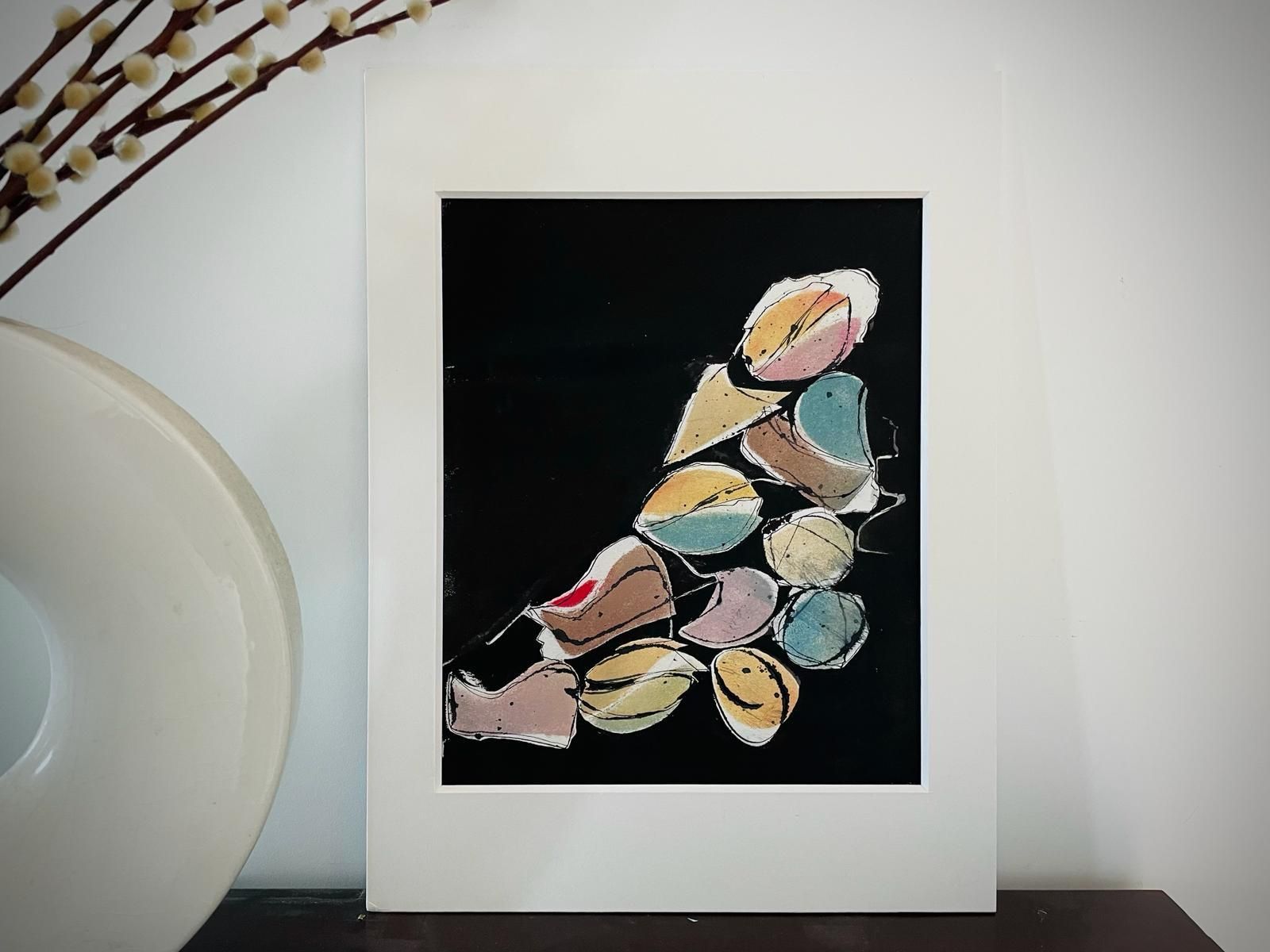 Tableau sur fond noir avec des couleurs claires