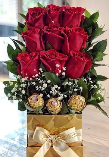 Una mujer sostiene dos sobres llenos de flores.