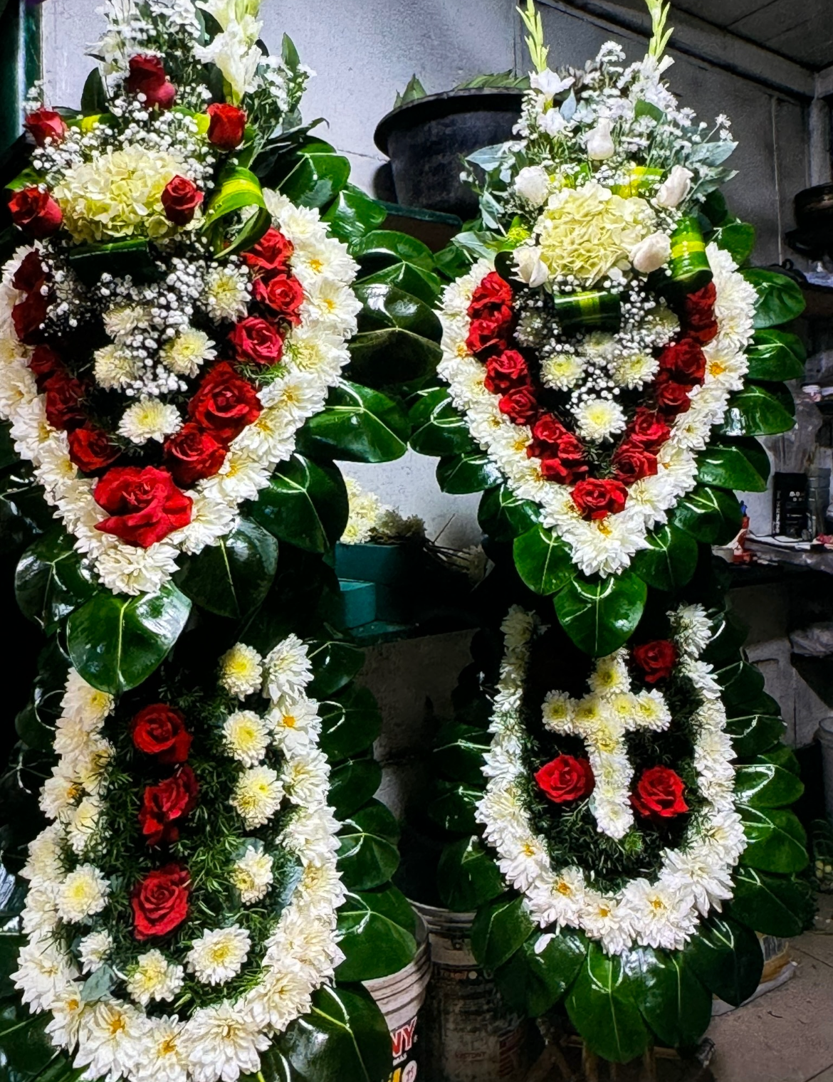Un ramo de flores de colores están colocadas una encima de otra sobre una mesa.