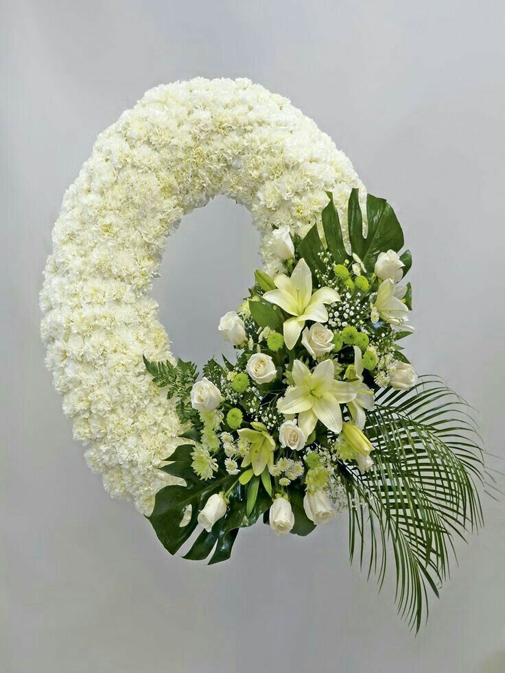 Una mujer sostiene dos sobres llenos de flores.