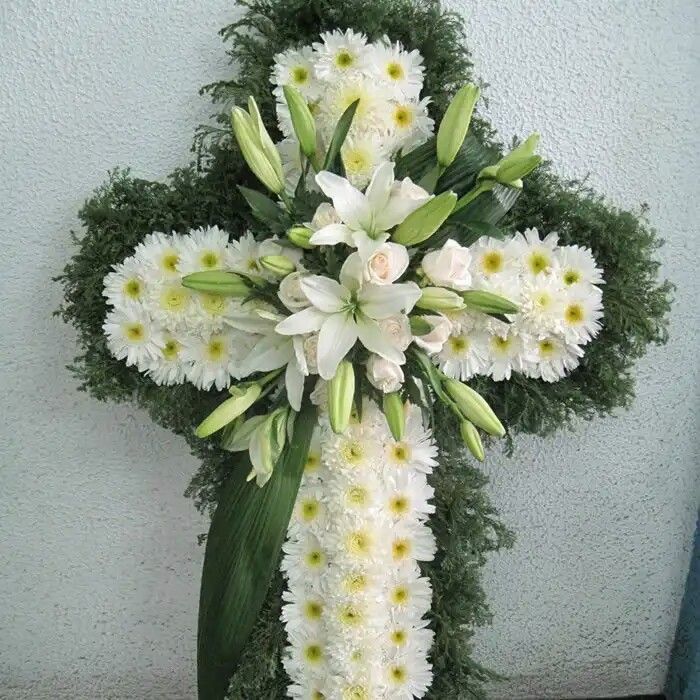Un ramo de flores de colores están colocadas una encima de otra sobre una mesa.
