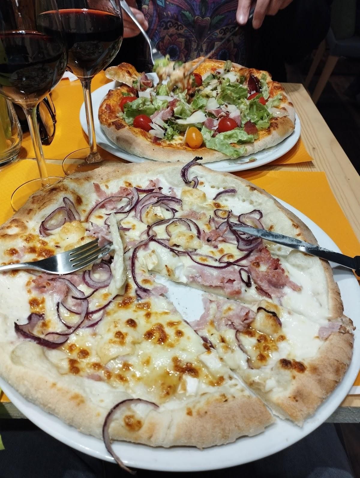 Pizza base crème et pizza avec salade