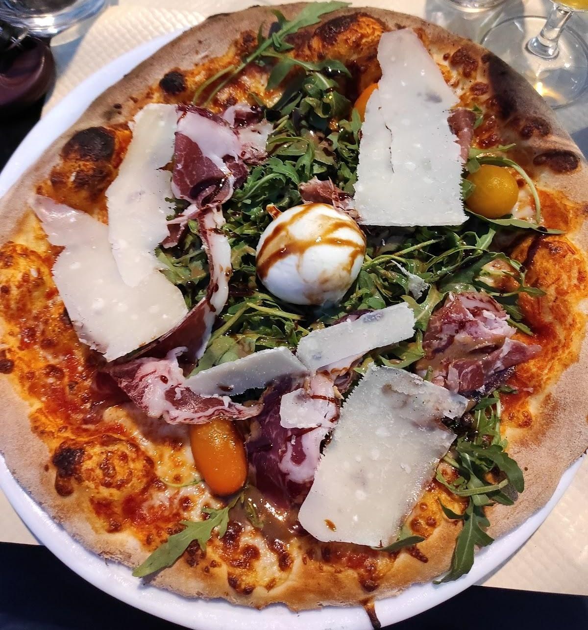 Pizza avec une burrata au centre