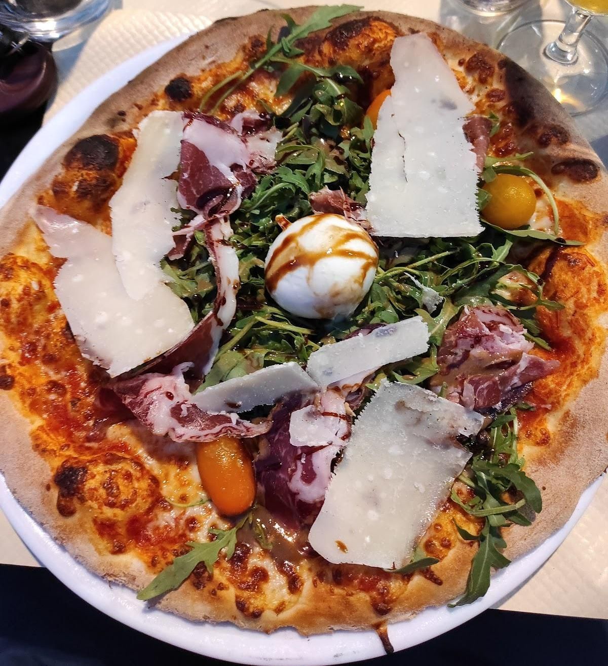 Une pizza avec une burrata