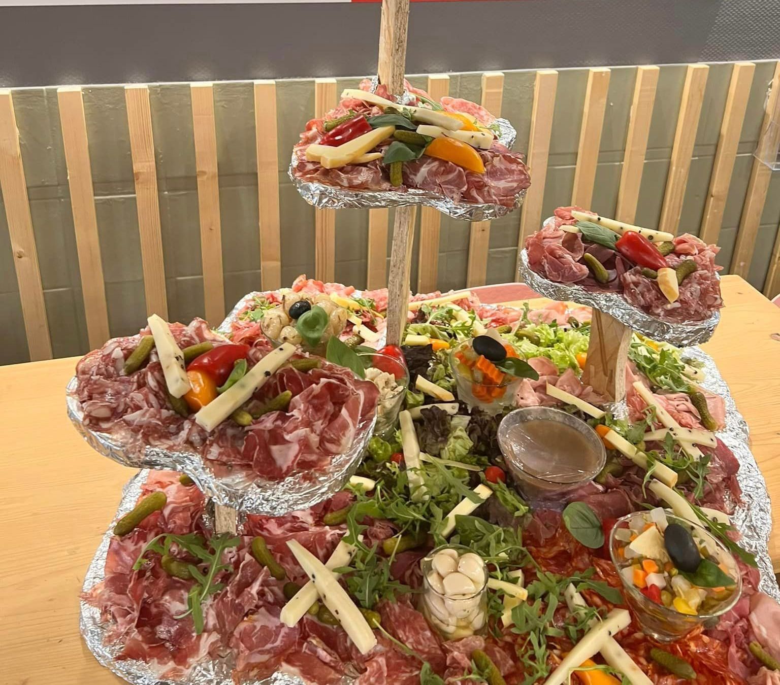 Planche de charcuterie avec des cornichons