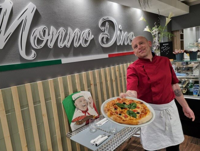 Notre pizzaïolo avec une pizza