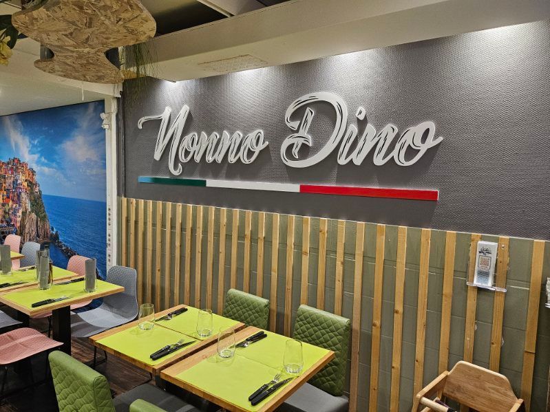 La salle du restaurant avec le logo