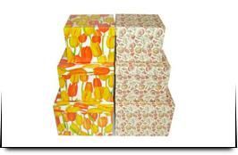 Se apilan tres cajas una encima de otra con diferentes patrones en ellas.