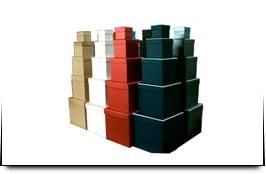 Un grupo de cajas apiladas una encima de otra sobre un fondo blanco.