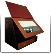 Una caja de madera con espejo y cajones sobre un fondo blanco.