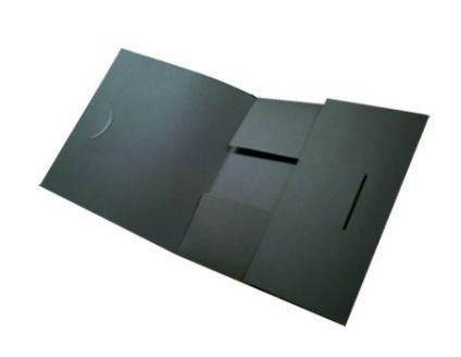 Una carpeta negra con un agujero en el medio.