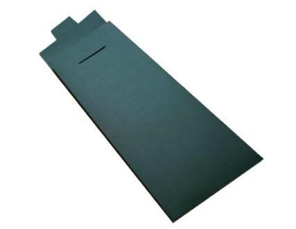 Un sobre negro con un agujero en el medio sobre un fondo blanco.