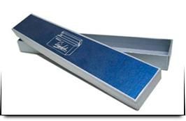 Una caja azul y plateada con la tapa abierta sobre un fondo blanco.