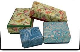 Cuatro cajas están apiladas una encima de otra sobre un fondo blanco.