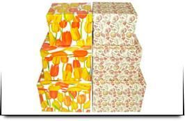 Tres cajas con diferentes patrones están apiladas una encima de otra.