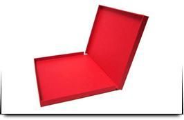 Una caja roja con la tapa abierta sobre un fondo blanco.