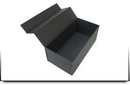 Una caja negra con la tapa abierta sobre un fondo blanco.