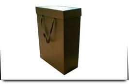 Una caja marrón con asa sobre un fondo blanco.