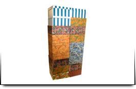 Una pila de cajas con diferentes patrones sobre un fondo blanco.