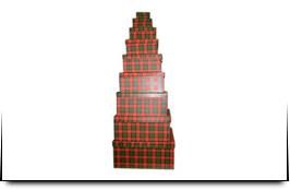 Una pila de cajas a cuadros rojos y negros sobre un fondo blanco.
