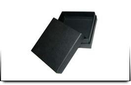 Una caja negra con la tapa abierta sobre un fondo blanco