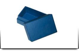 Una caja azul con la tapa abierta sobre un fondo blanco.