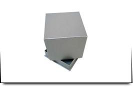 Una caja plateada está encima de una mesa blanca.