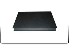 Una caja negra está colocada encima de una superficie blanca.