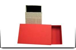 Una caja roja con una caja negra dentro.