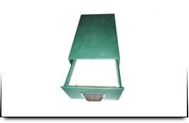 Un cajón verde con un objeto blanco dentro, sobre un fondo blanco.