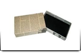 Una caja de periódico con un teléfono celular dentro.