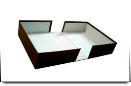 Una caja negra con una bandeja blanca dentro de ella sobre un fondo blanco.