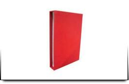 Un libro rojo está sobre una superficie blanca.