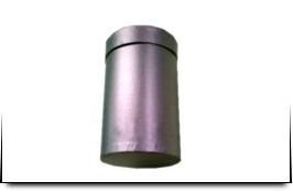 Un cilindro de acero inoxidable con tapa sobre un fondo blanco.