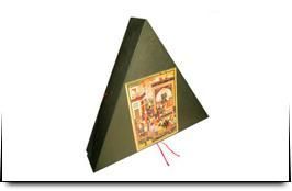 Una caja en forma de triángulo con una imagen en ella.