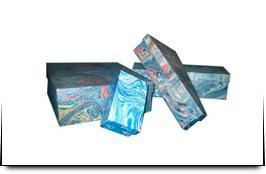 Un grupo de bloques de colores se apilan uno encima del otro sobre una superficie blanca.