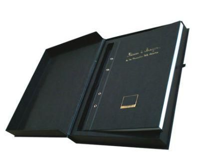 Una caja negra con un libro dentro