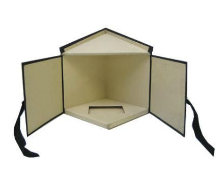 Una caja que parece una casa con las puertas abiertas