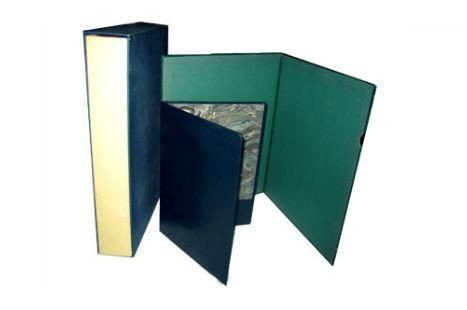 Tres carpetas están apiladas una encima de otra sobre un fondo blanco.