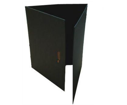 Una carpeta negra con un agujero en el medio.