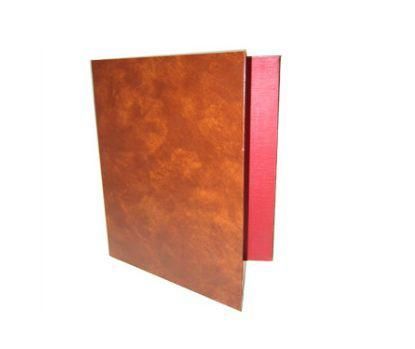 Un libro marrón con lomo rojo sobre fondo blanco.