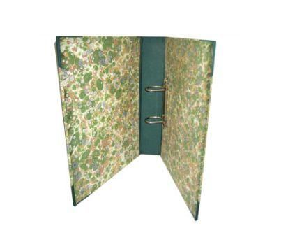 Una carpeta verde con un patrón de camuflaje.